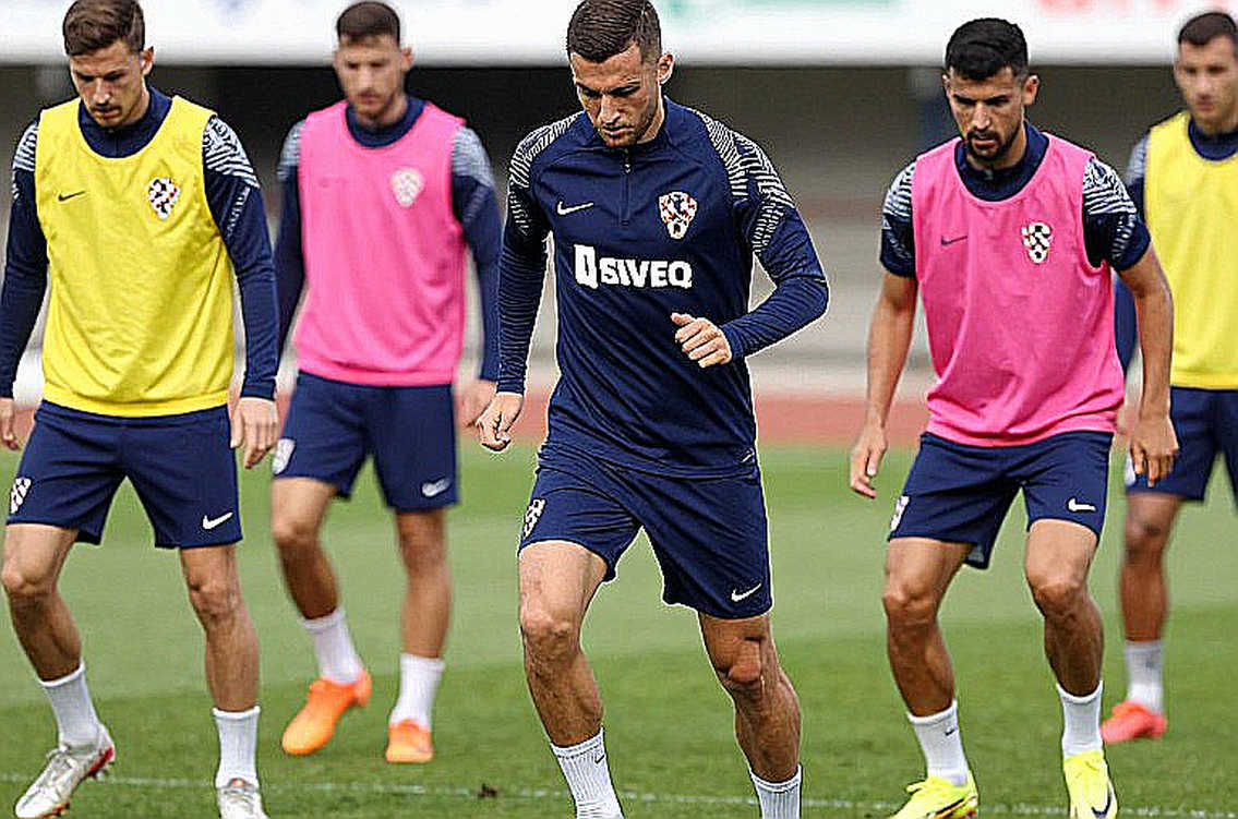 Bàn tay, khuỷu tay và khoảng trống niềm tin: Al-Aqidi rời sân giữa Gulf Cup 27 Bàn tay, khuỷu tay và khoảng trống niềm tin: Al-Aqidi rời sân giữa Gulf Cup 27
