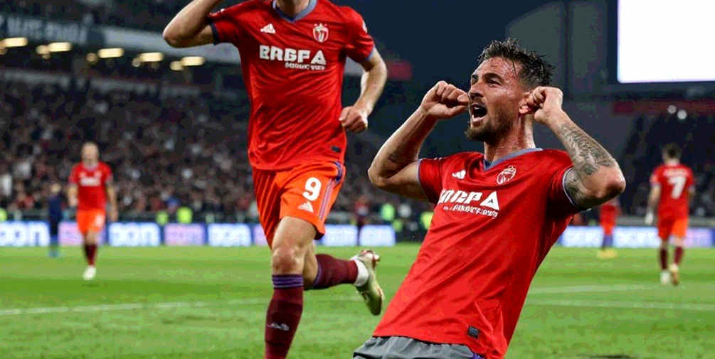 Aaron Bouwman nằm viện sau pha vào bóng nguy hiểm: Ajax mất trung vệ 19 tuổi ba trận liên tiếp, Van Bommel xin lỗi tại phòng thay đồ