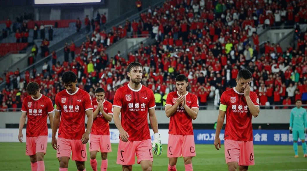 Vạch vôi 16m50 và cú chạm cuối cùng: Clásico Nacional để lại một khoảng mờ cho VAR