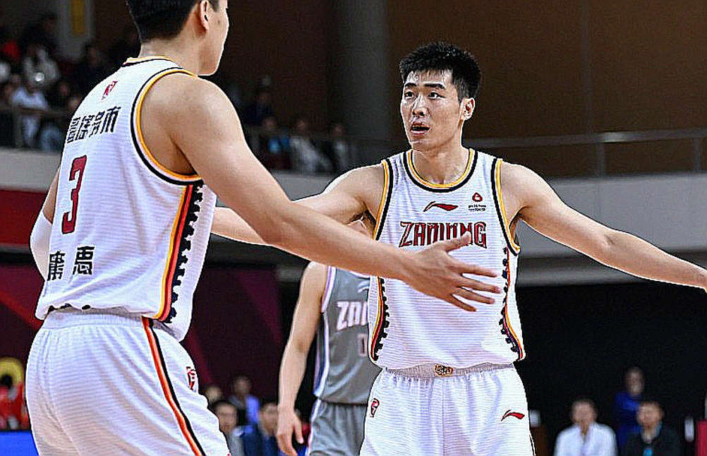 Vezenkov gọi Siêu cúp là "mục tiêu nhỏ nhất": Ẩn số phòng ngự của Olympiacos trước cuộc đua ba mặt trận