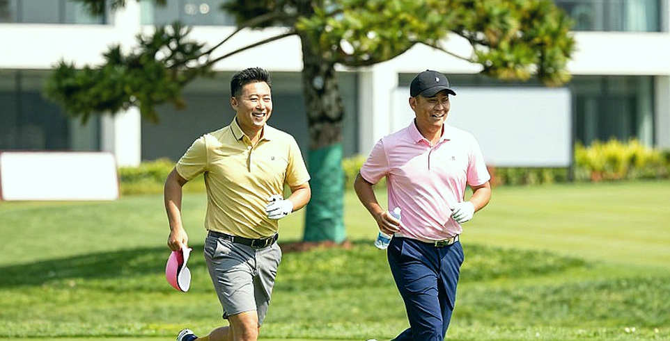 Tấm đế nghiêng và lời hứa tốc độ: khi golf bán cảm giác thay vì dữ liệu