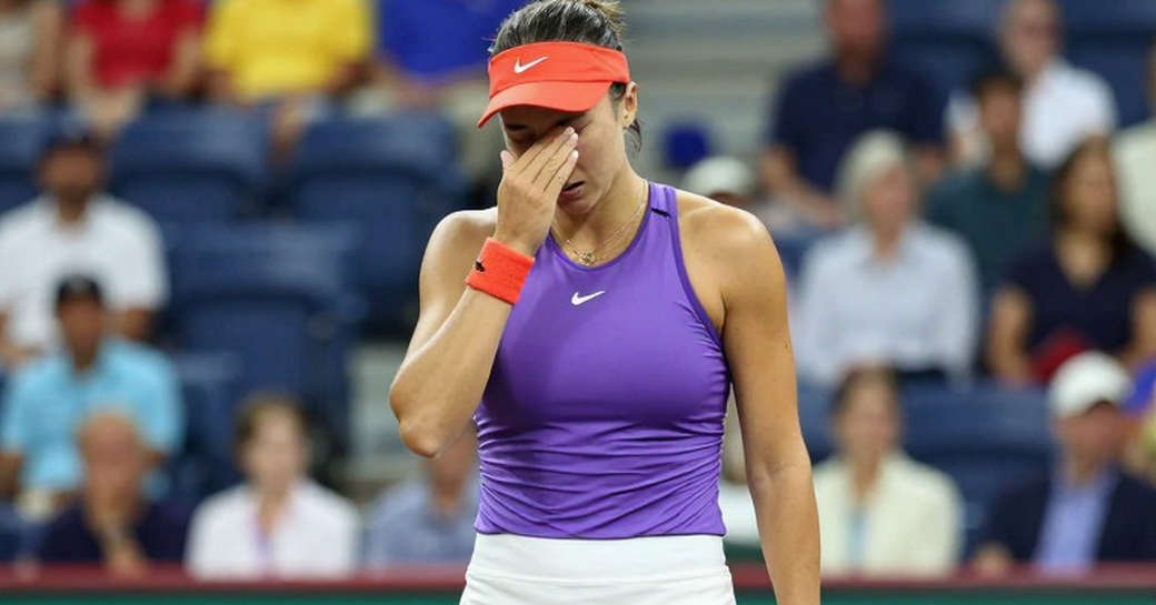 Chín chiều đọc một tay vợt: sân tennis và cuốn sổ không biết nói dối