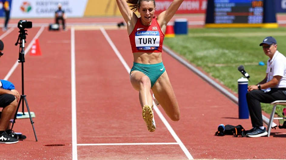 Đế giày dày và tấm huy chương vàng bị tước ở Asian Games 20