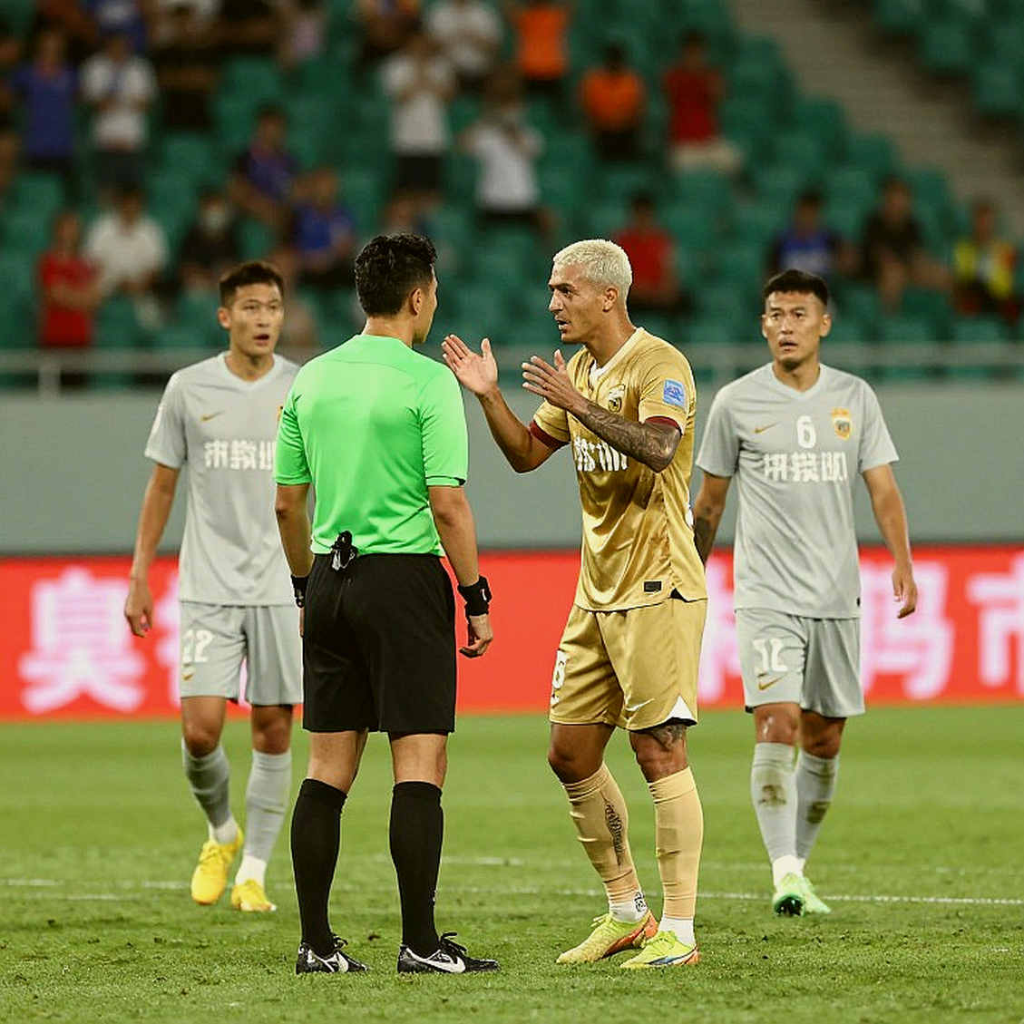 Kim Sang Sik switches to 5-3-2 against Thailand: a thicker back line, a thinner midfield Kim Sang Sik switches to 5-3-2 against Thailand: a thicker back line, a thinner midfield